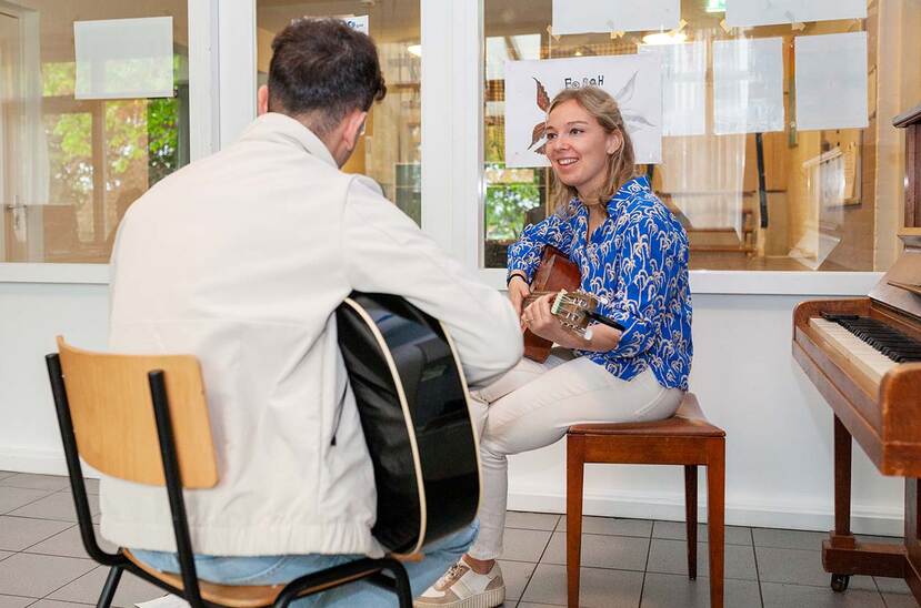 samen gitaar spelen