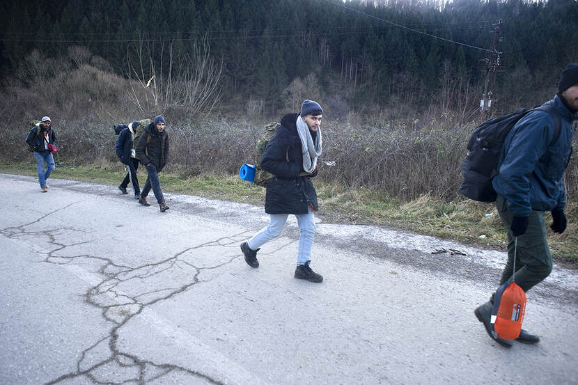 Migranten lopen in Bosnië